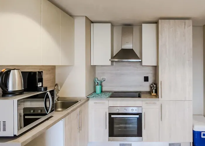 Radiant & Refined 2bdr Mangroovyfree & Pool Appartement